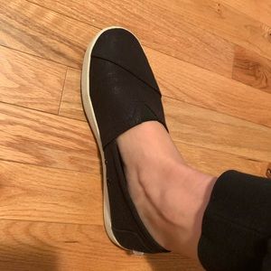 TOMS black 7